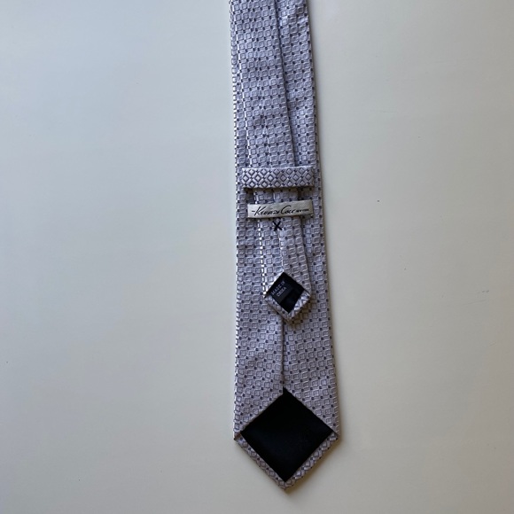 Kenneth Cole Silver 100% Silk tie - Picture 3 of 3